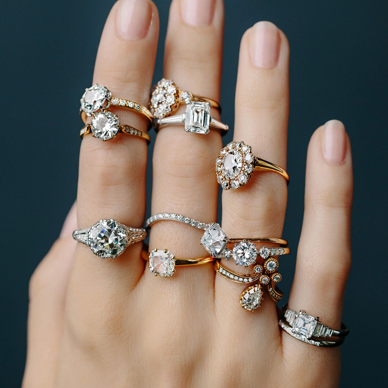 Золотые кольца с бриллиантами на руке