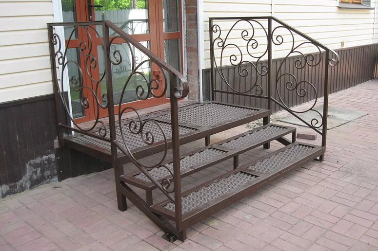 Крыльцо из металла: особенности и технология монтажа