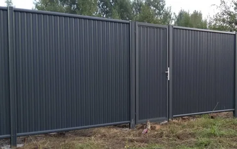 Забор из профнастила: достоинства и установка