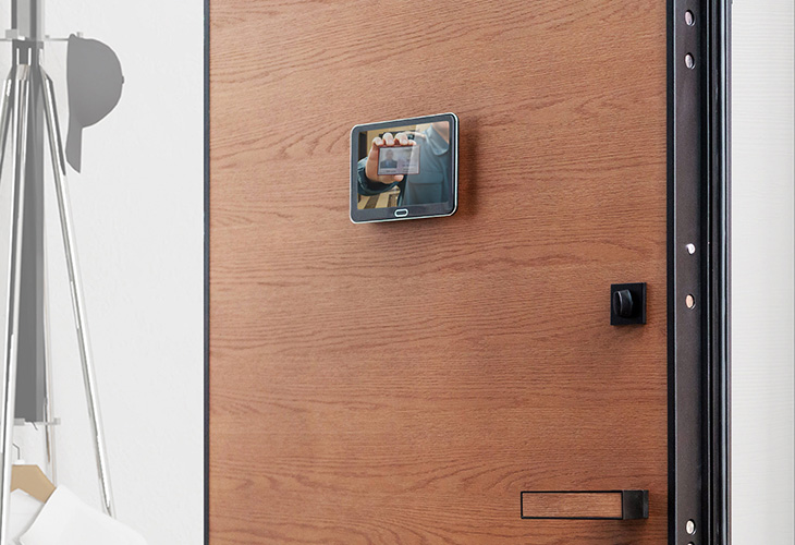 Глазки и видеоглазки: обзор решений для контроля пространства перед дверью