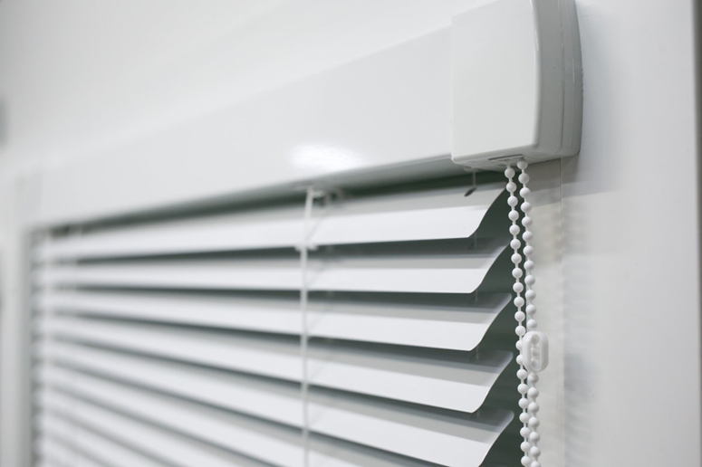 Особенности установки горизонтальных жалюзей на окнах