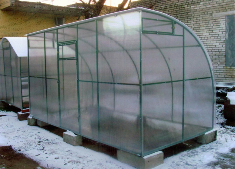 Что такое пристенная теплица и правила ее установки