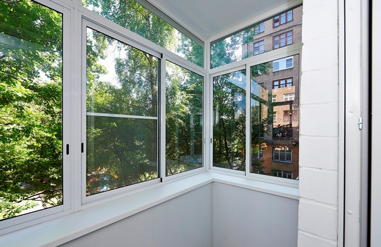 Плюсы и правила остекления лоджий пластиковыми окнами для улучшения жилья