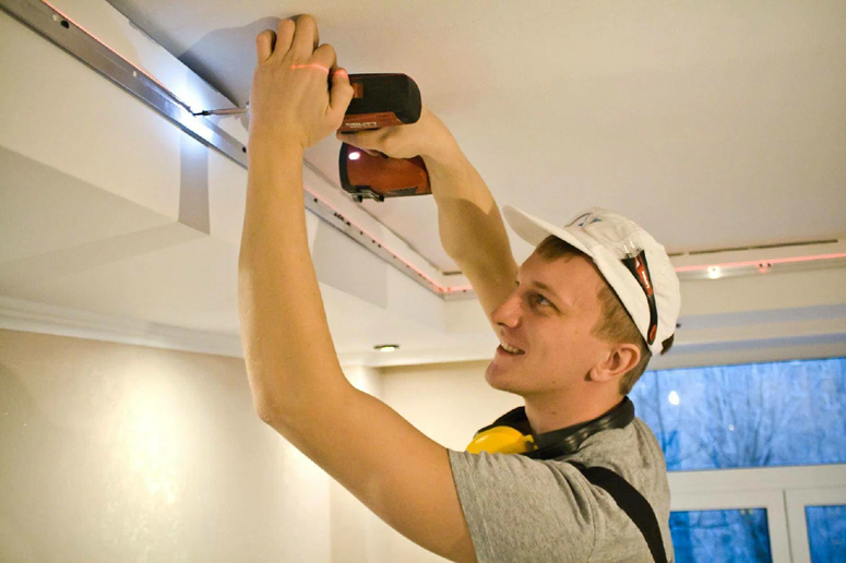 Подробное руководство по монтажу и правилам установки натяжных потолков