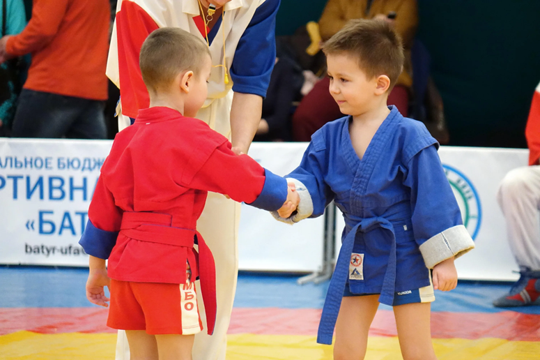 Преимущества и правила самбо для детей: развитие физических навыков и самодисциплины