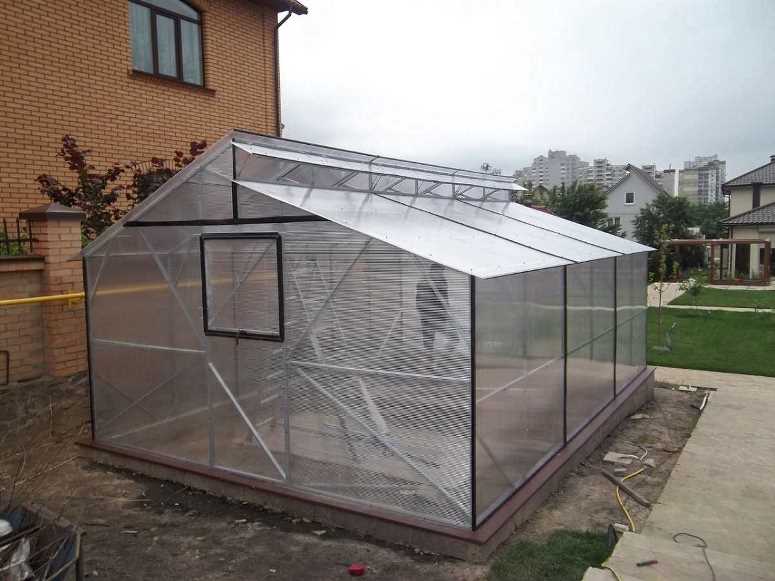 Как работает теплица по Митлайдеру и в чем её преимущества для овощеводства