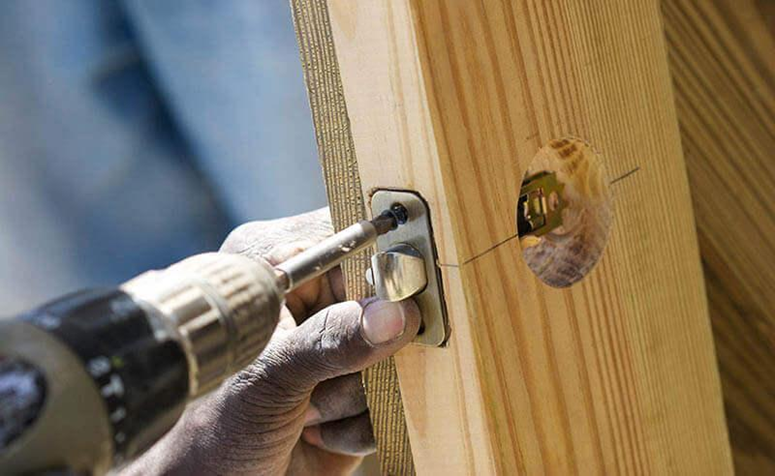 Правила и советы по установке замка на деревянную дверь для надежной защиты