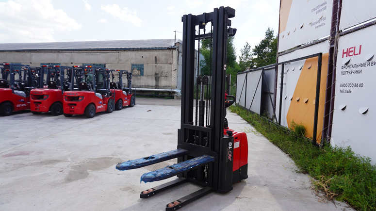 Преимущества и области применения самоходных штабелеров для склада и логистики