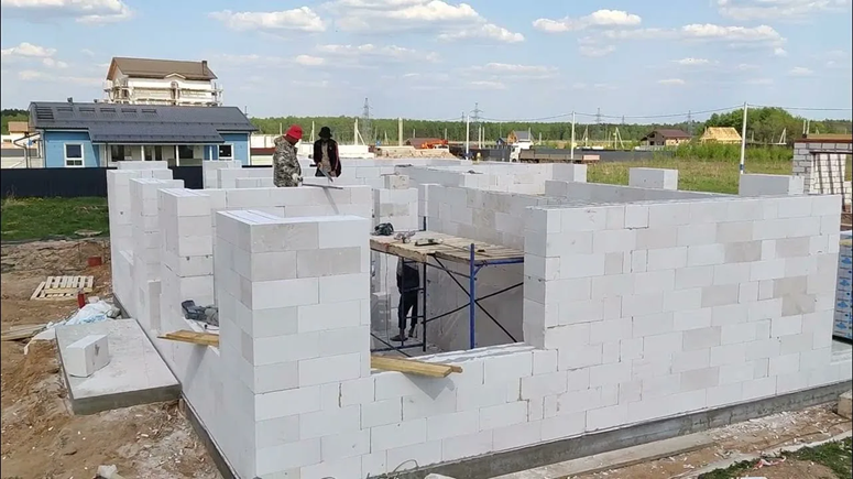 Возведение стен из газобетона: правила кладки, выбор клея и контроль качества