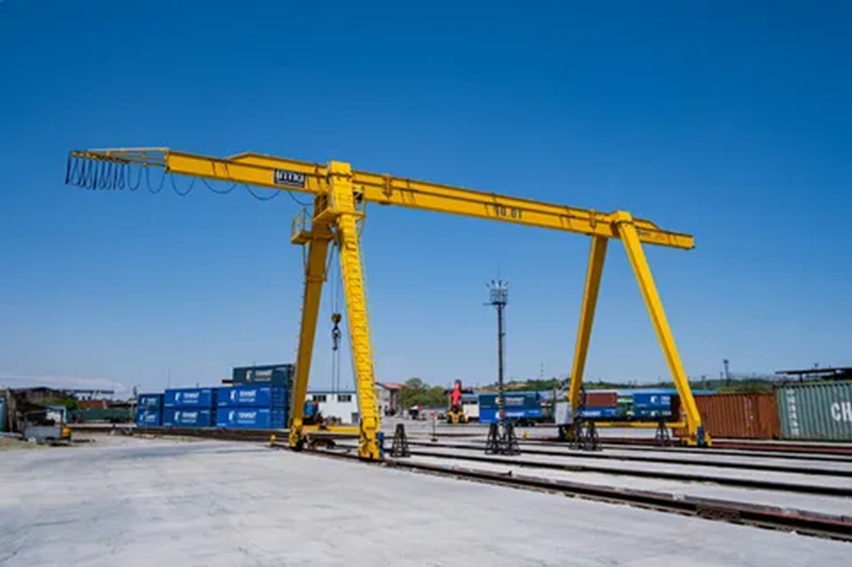 Преимущества козловых кранов и советы по их правильному выбору