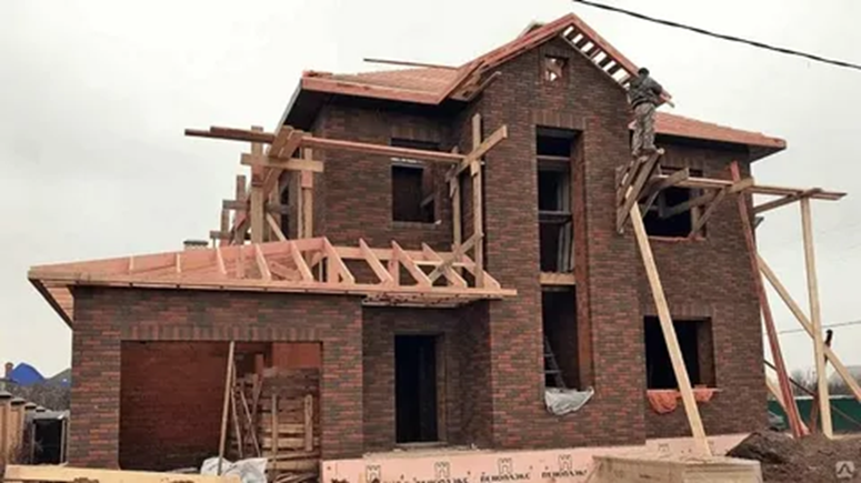 Возведение кирпичного дома: достоинства материала и правила строительства