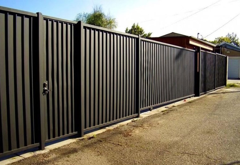 Забор из профлиста: преимущества материала и монтаж своими руками